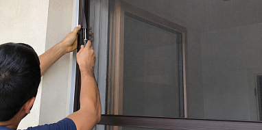 Установка москитной сетки на дверь
