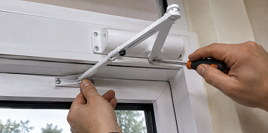 Установка доводчика на пластиковое окно